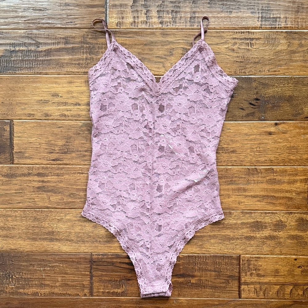 NWOT Anthropologie V-neck Sabrina Lace Bodysuit one piece, pink , size small